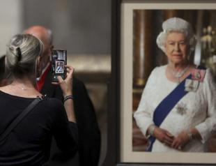 Queen Elizabeth II begins solemn final journey