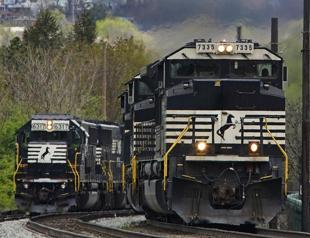 Pressure mounts on US railroads and unions to reach a deal