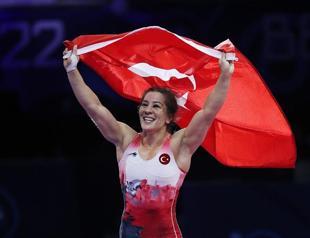 Female wrestler becomes world champion second time