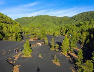 Volcano draws visitors to Spanish isle