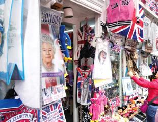 Royal fans give London tourism a strong bump