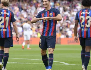 Barcelona climbs top in Spain after Lewandowski double