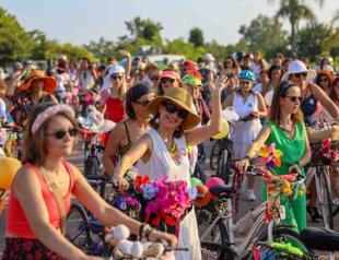 ‘Fancy women’ ride bikes to mark Car Free Day