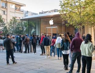 Customers storm stores as iPhone 14 hits shelves in Türkiye