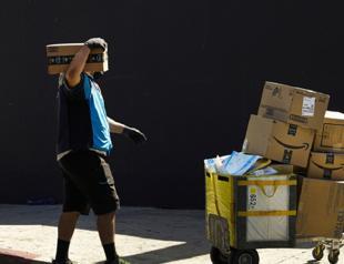 Amazon to raise average hourly pay by $1