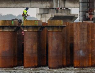 Germany builds new gas terminals to succeed Russian pipelines