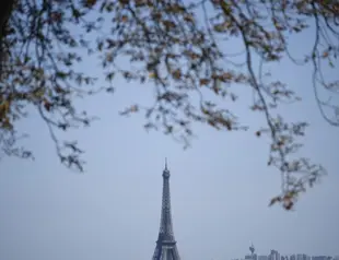 Paris abandons controversial re-landscaping around Eiffel Tower