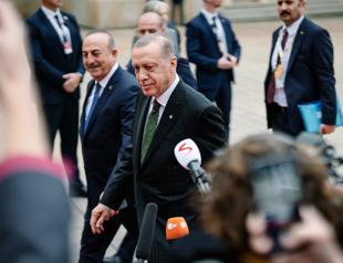 Erdoğan attends Prague summit, meets world leaders