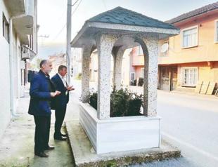 Grave in front of house stirs controversy