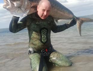 Man harpoons 50-kg leerfish in Dardanelles