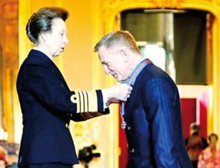 Bond star Daniel Craig receives same medal as 007