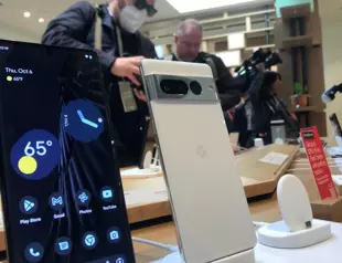 Smartphone sales sag as consumers delay purchases: report