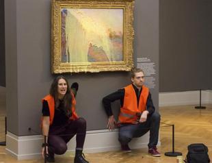 Climate protesters throw mashed potatoes at Monet painting