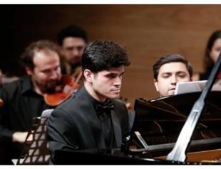 Autistic pianist strongly applauded at first concert