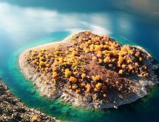 Riot of color draws autumn tourists to Lake Nemrut