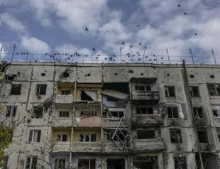 Russian soldiers enter Kherson homes, dig in for urban war