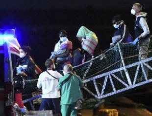 Stand-off at port as Italy accepts only some rescued migrants