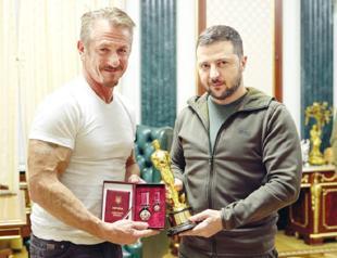 Penn gifts his Oscar to Zelensky