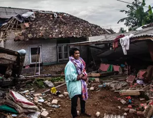 Indonesia quake toll jumps to 268, rescuers hunt for survivors