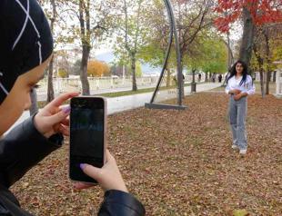 Mayor orders not to sweep ‘enchanting’ autumn leaves