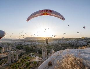 French paraglider jumps from hot air balloon in Cappadocia