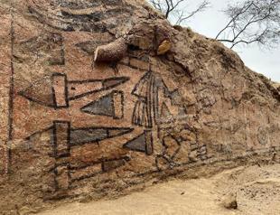 Archeologists find ancient Peruvian fresco, lost for a century