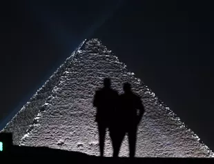 Dior showcases fashion in shadow of pyramids