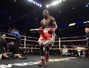 Crawford knocks out Avanesyan to retain world title