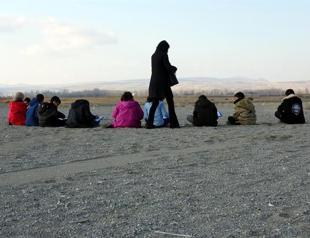 Students draw pictures of drought in Lake Van