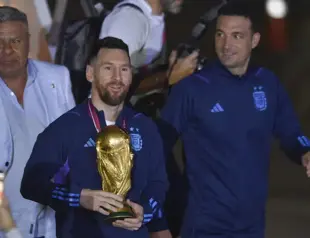Huge crowds welcome Argentina team after World Cup victory