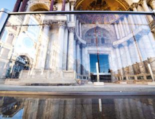 Glass barriers keep Venice’s iconic basilica dry