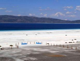 Blackening spreads on white sand dunes of Lake Salda: Expert