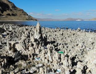 Fairy chimneys appear in Lake Van due to drought