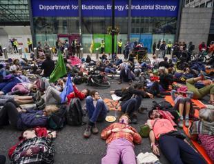 UK’s Extinction Rebellion pauses radical tactics