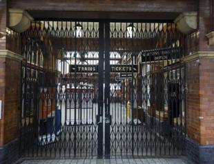 UK govt urges unions to end strikes, vows to curb walkouts