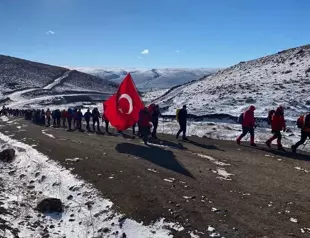 Thousands march to commemorate fallen WWI soldiers