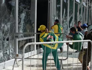 Bolsonaro backers deface Congress in ugly anti-Lula stand