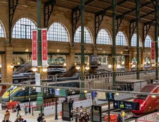 Several hurt in Paris station attack, attacker neutralized