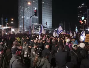 Thousands of Israelis rally against Netanyahu government