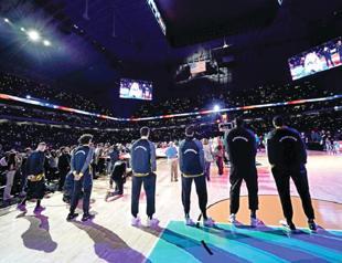 Warriors rout Spurs in front of record NBA crowd