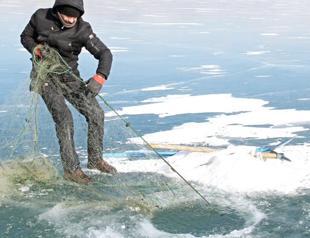 Fishermen haul their nets back up at Lake Çıldır