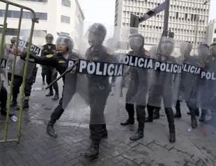Protests move into Peru’s capital amid smoke and tear gas