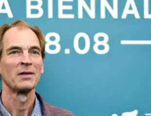 Mountain rescuers search for actor Julian Sands