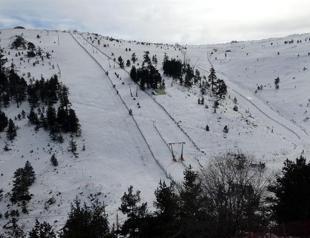 Warm winter forcing ski resorts to produce artificial snow