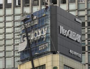 Samsung quarterly profits plunge to 8 year low