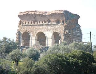 Visitors surprised by arch’s restoration in Tralleis