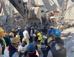 People rescued from rubble days after deadly quakes