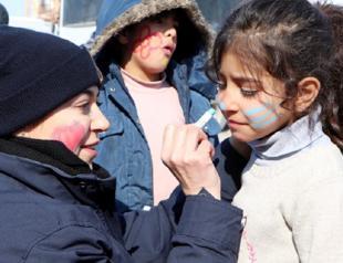 Nearly 200,000 apply to foster quake victim children