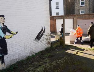 Banksy unveils Valentine’s Day mural