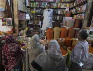 Pakistan in bailout bid raises natural gas taxes